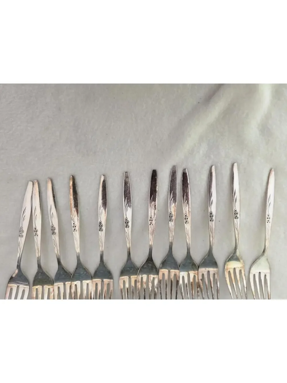 Oneida Gentle Rose Silverplate Dinner Forks Set of 4 7 3/8